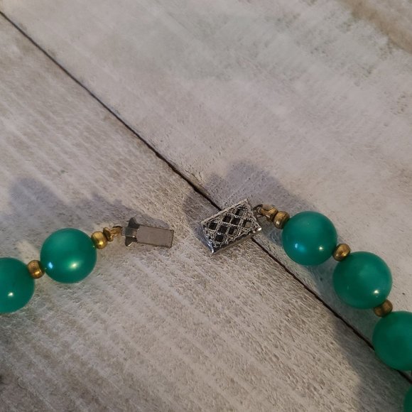 Vintage Green Acrylic Moonglow Graduated Beads Beaded Necklace Box Clasp - Picture 8 of 10